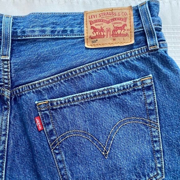 LEVI'S 501 WOMEN'S  MEDIUM DENIM BUTTON FLY VERY SHORT DIY FRAY JEANS SHORTS - Picture 7 of 8